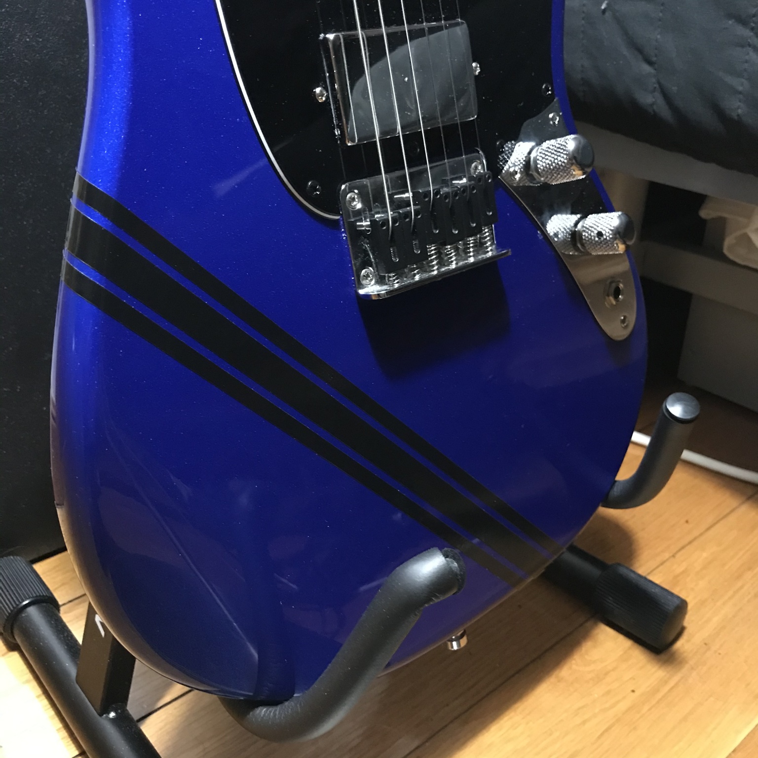 Squier Bullet Mustang - final touch: a racing stripe